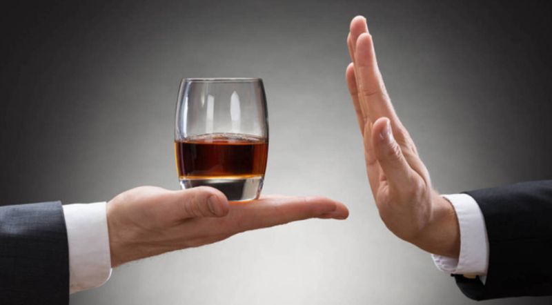 Alertan por el vínculo entre alcohol y cáncer después de los 50