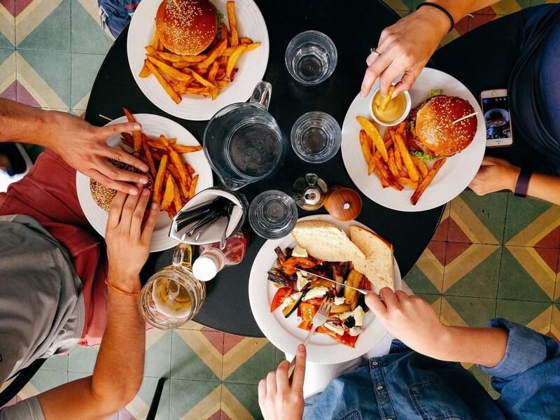 Comer rápido incrementaría el riesgo de tener niveles altos de triglicéridos