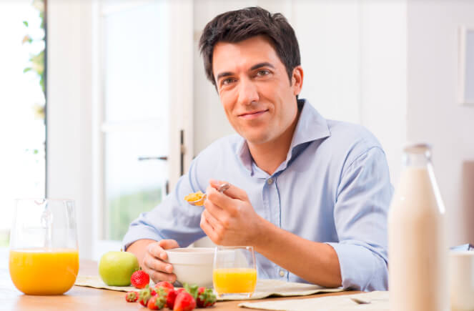 Cenar tarde y no desayunar cuadruplica el riesgo de infarto en personas que ya han sufrido uno, según un estudio