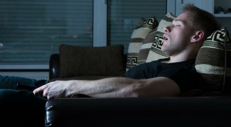 Estudio: Dormir con la TV encendida puede causar obesidad