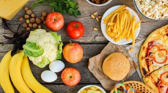 Precios relativos al contenido calórico de los alimentos saludables y poco saludables y su relación con el nivel económico de diferentes países