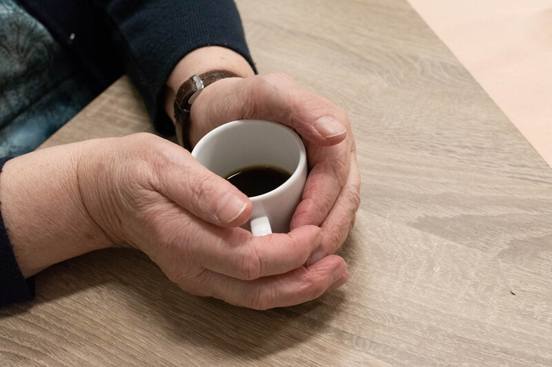 El consumo de café podría estar asociado con un menor riesgo de caídas en mayores