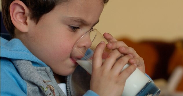 Un estudio indicaría menor riesgo de sobrepeso entre los niños que beben leche entera