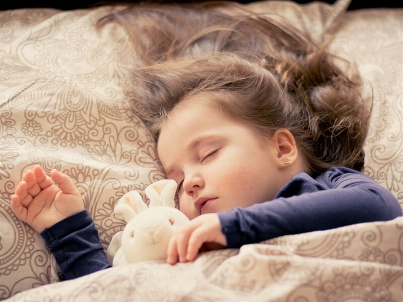 La hora de acostarse podría estar asociada con la obesidad en niños de edad preescolar