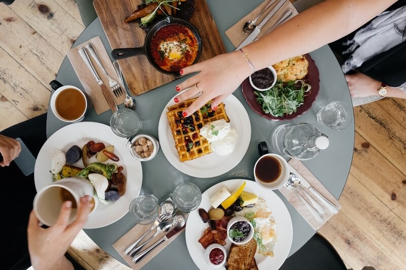 Un desayuno copioso en lugar de una cena abundante podría ayudar a prevenir la obesidad