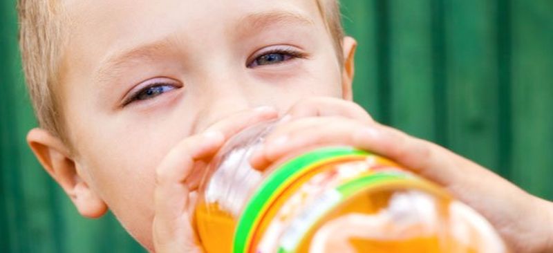 La relación entre los anuncios de bebidas azucaradas y mayor obesidad infantil