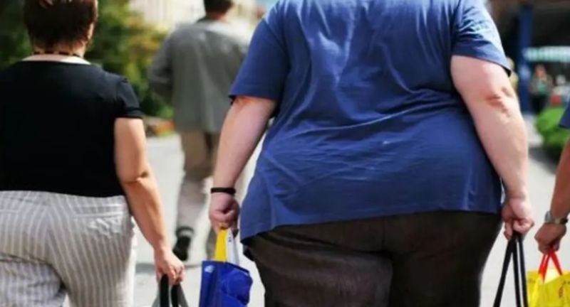 El plan del Reino Unido contra la obesidad: limitar la publicidad de la comida basura y dar información nutricional