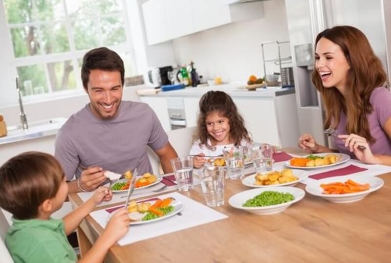 Un estudio destaca la importancia y la complejidad de comer en familia en el siglo XXI