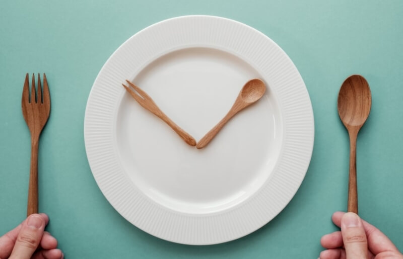 Alimentación restringida en el tiempo y restricción calórica: consideraciones en la pérdida de peso