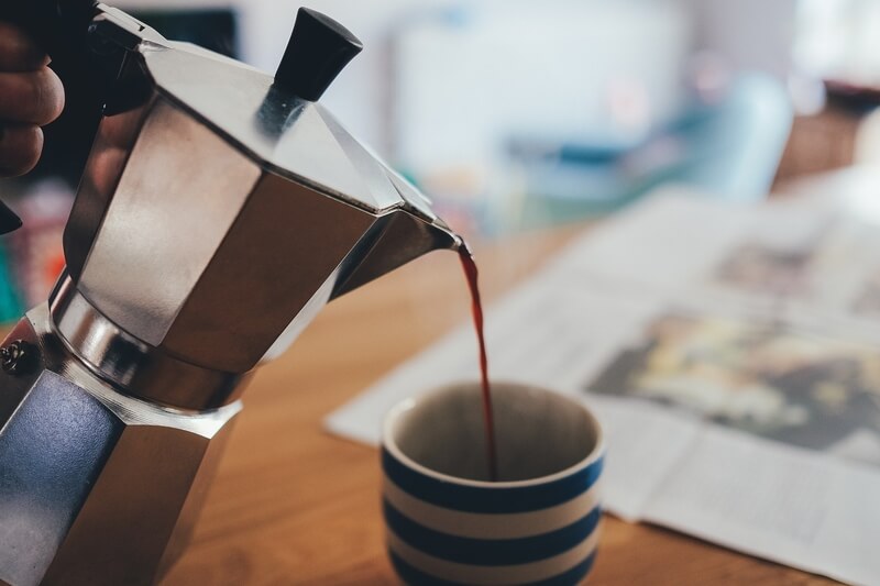 El consumo de bebidas con cafeína, como el café y el té, perjudicarían la salud renal