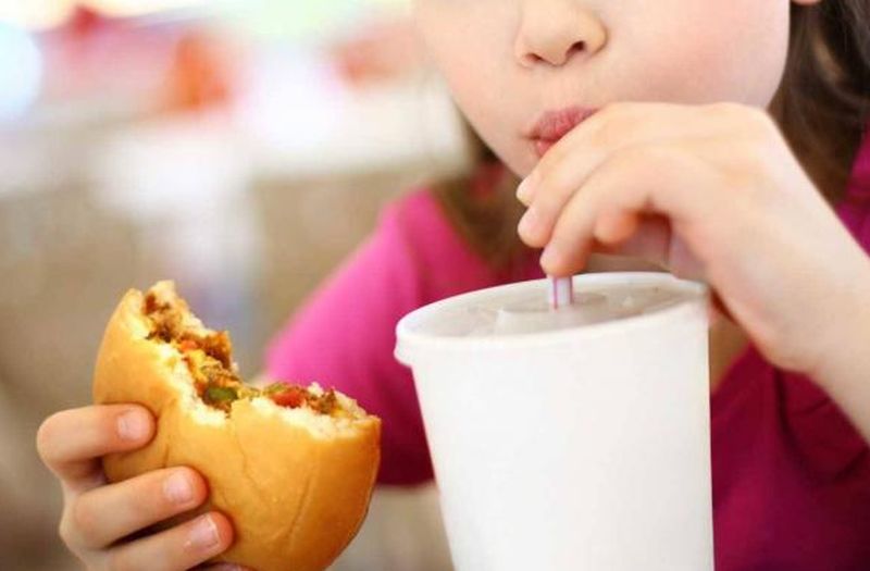 La mitad de los chicos compran alimentos poco saludables por la publicidad
