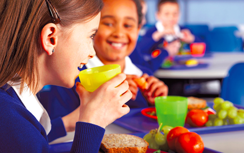La educación va de la mano con el alimento en la escuela 
