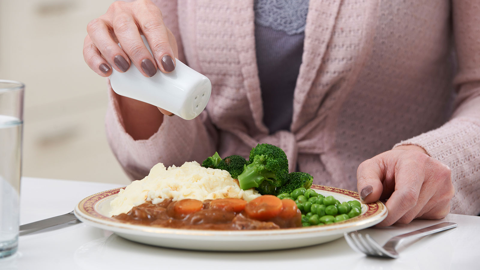 El exceso de sal en la dieta diaria se relaciona con mayor riesgo de muerte prematura. 