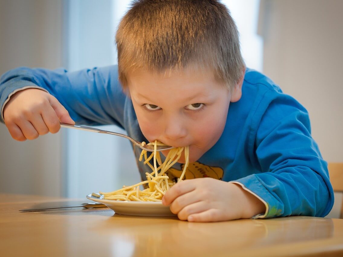 Comer rápido se asociaría a mayor riesgo de sobrepeso y otros factores cardiometabólicos en la infancia