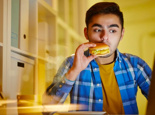 Comer tarde aumentaría el riesgo de obesidad