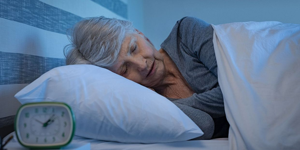 La luz durante el sueño en los adultos mayores se relaciona con la obesidad, la diabetes y la presión arterial alta.