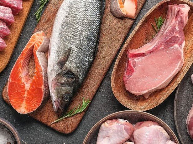 ¿Cómo se asocia el consumo de carnes y pescado con el deterioro cognitivo neurodegenerativo?