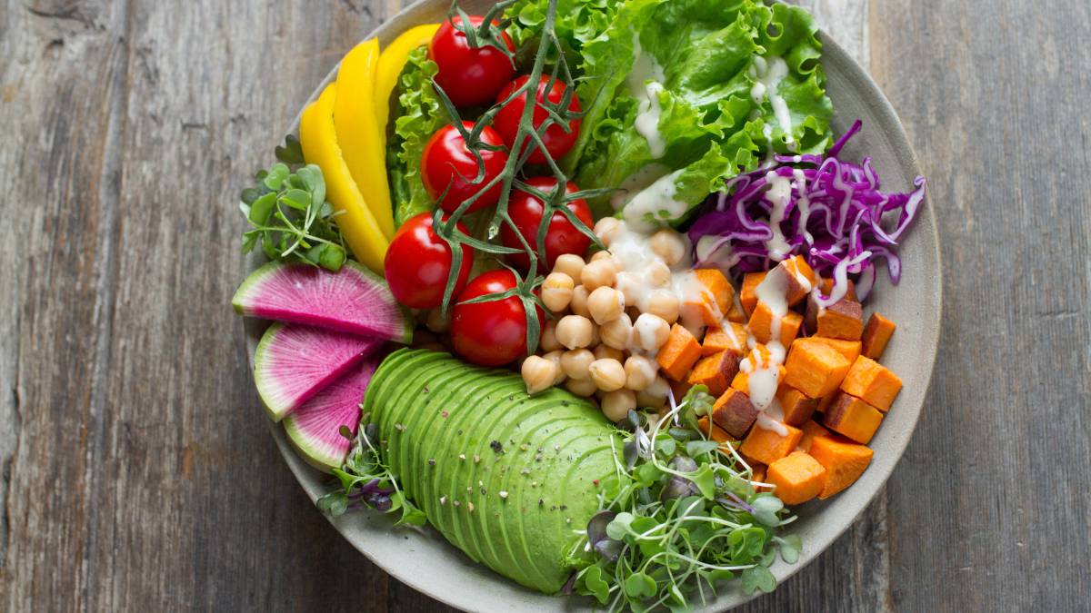 Ser vegano puede reducir en más de un 22% el riesgo de cáncer de colon en los hombres