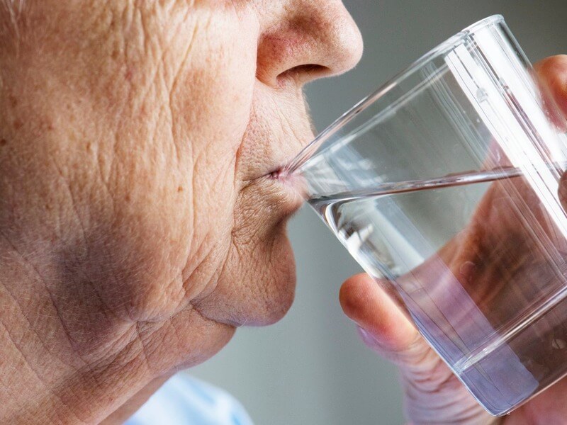 La deshidratación aumentaría el deterioro cognitivo en personas mayores con sobrepeso u obesidad