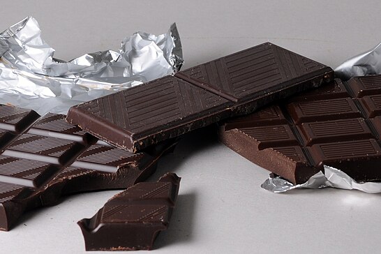 ¿Qué efectos tiene el chocolate sobre la función cognitiva en adultos sanos?