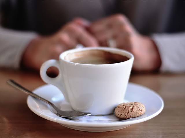 Cambios en la ingesta de café, azúcar añadido y aumento de peso a largo plazo.