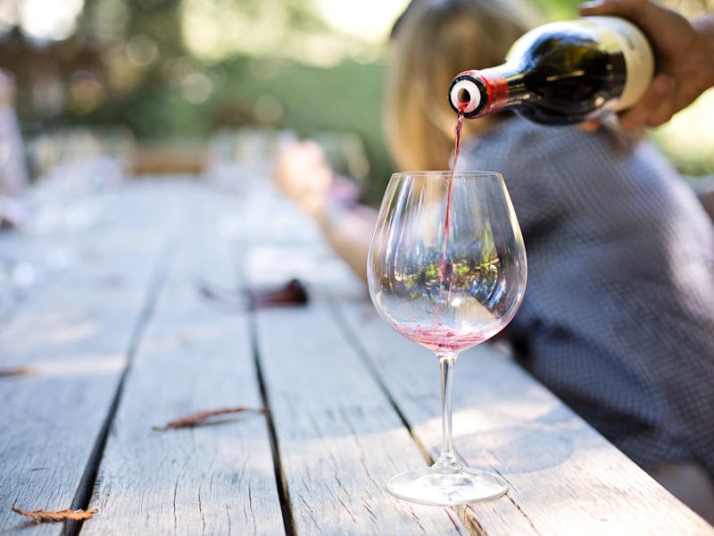 Beber alcohol se asocia con riesgo aumentado de demencia