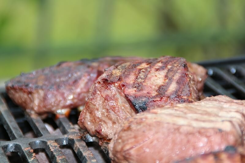 La carne y el pescado a la parrilla están asociados a la hipertensión