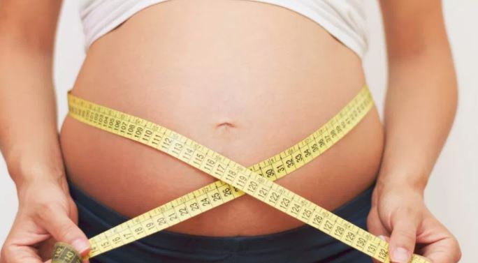 El sobrepeso materno y la hiperglucemia en el embarazo, vinculados con inicio temprano de la pubertad en las hijas