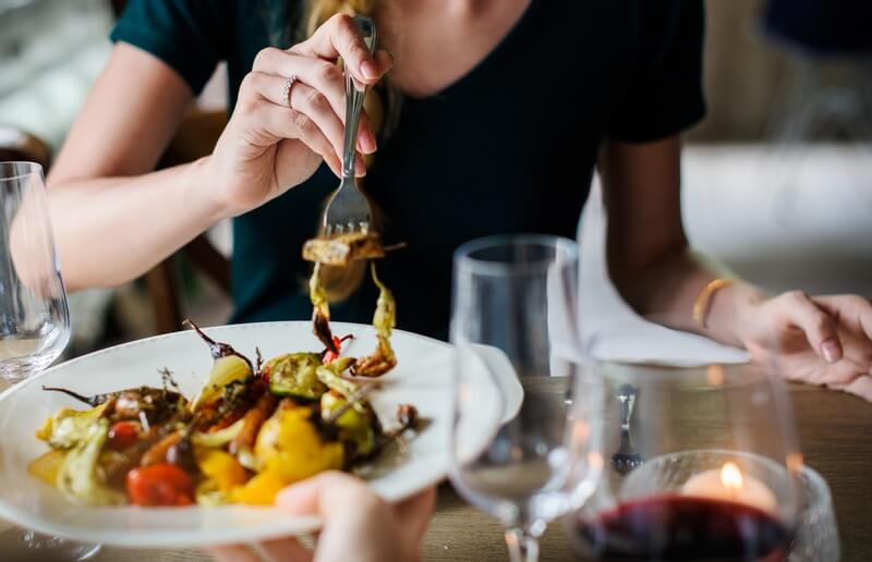 Velocidad al comer modula cambios en obesidad